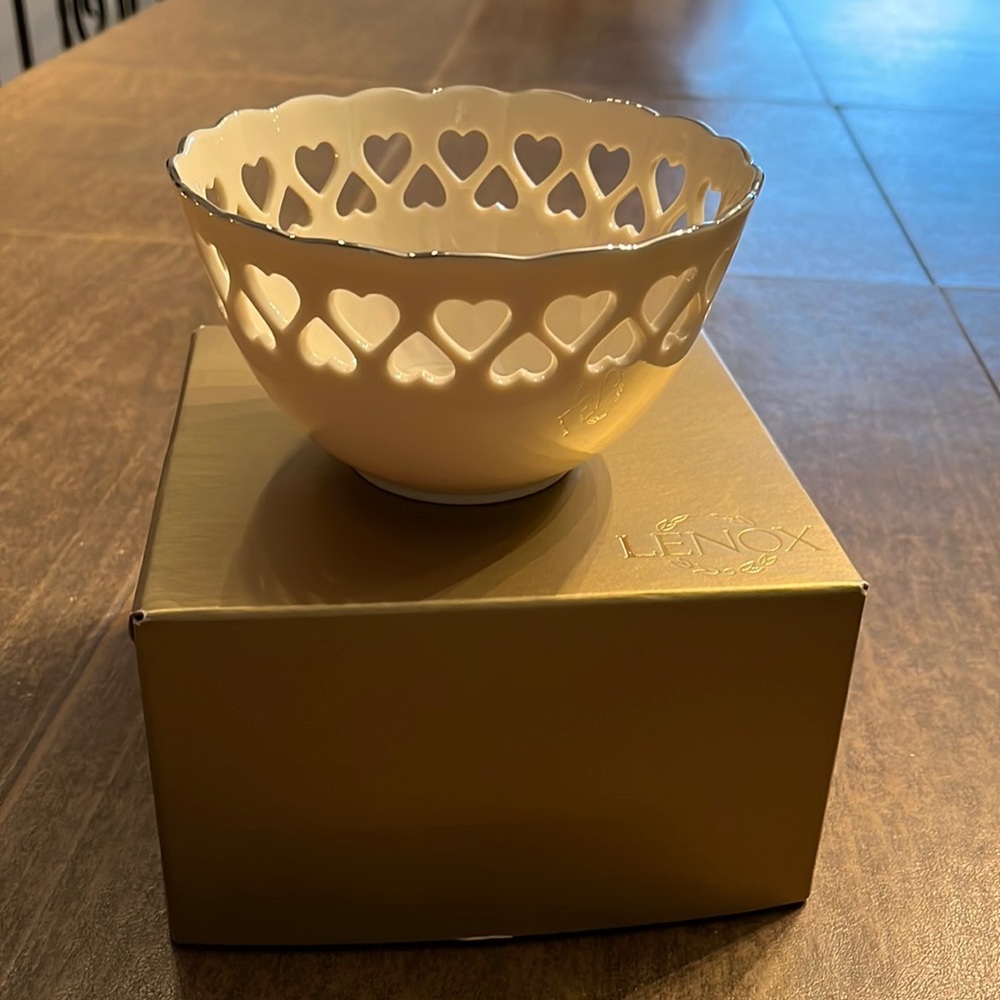 Lenox bowl with hearts and box